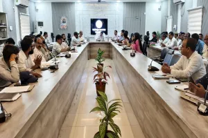 UP News: डीएम ने डीसी मनरेगा और युवा कल्याण अधिकारी का रोका वेतन, सीएम डैशबोर्ड की प्रगति समीक्षा बैठक में हुई कार्रवाई