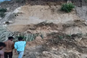 बलरामपुर : मिट्टी का टीला ढहने से दो मासूम भाइयों की दर्दनाक मौत, दादी बाल-बाल बचीं