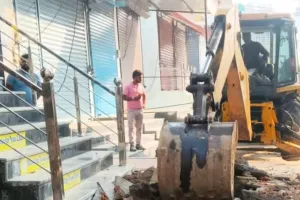 वाराणसी में चला बुलडोजर: सड़क चौड़ीकरण के लिए  तोड़े गए दुकान और मकान