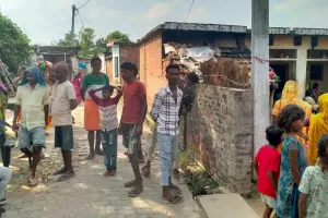 बलरामपुर : पति ने बेरहमी से पत्नी को पीट-पीटकर उतारा मौत के घाट, गांव में सनसनी 