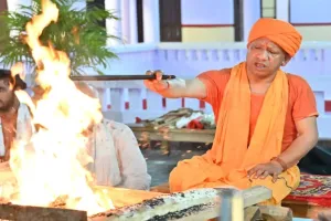 शारदीय नवरात्र : महानिशा पूजन कर सीएम योगी ने की लोकमंगल की प्रार्थना 