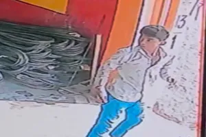 बाराबंकी : थाने से कुछ दूरी पर बाइक से एक लाख नकद चोरी, सीसीटीवी फुटेज में कैद हुआ नाबालिग चोर