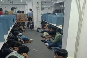 वाराणसी पुलिस ने अवैध कॉल सेंटर का किया भंडाफोड़, पुलिस हिरासत में 30 से अधिक लोग