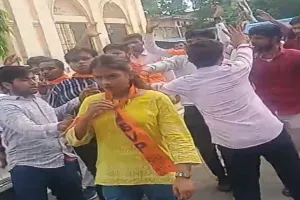 हरदोई: एबीवीपी कार्यकर्ताओं ने फूंका ओपी  राजभर का पुतला, कलेक्ट्रेट में दिया धरना 