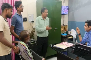 Barabanki News:  ऑक्सीजन खत्म, सिलिंडर न बदले जाने से बुजुर्ग की मौत, परिजनों ने सीएचसी पर लगाया लापरवाही का आरोप