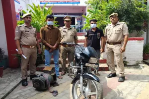 रामपुर: चोरी करते दो युवकों को पकड़कर ग्रामीणों ने कर दी पिटाई