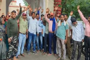 पीलीभीत: आजादी 78 साल बाद भी इस गांव के 80 परिवार बिजली को तरस रहे, डीएम दफ्तर पर सुनाया दर्द