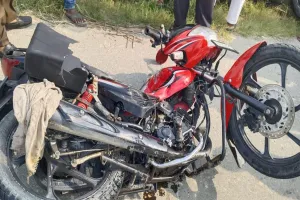 Bareilly : बाइकों की टक्कर में एक की मौत, महिला और दो बच्चों समेत पांच घायल