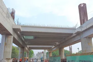 कानपुर: विजय नगर चौराहा स्टेशन के लिए रखा गया पहला डबल टी-गर्डर, प्रबंध निदेशक सुशील कुमार ने दी बधाई