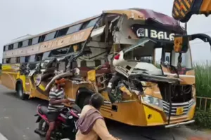 Jaunpur Bus Accident: ट्रक से भिड़ी छत्‍तीसगढ़ के श्रद्धालुओं की बस... चार लोगों की मौत, कई घायल