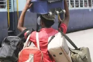 आर्थिक बदहाली का शिकार हैं रेलवे की पहचान 'कुली'... बोले कर्मचारी- रेलवे की अनदेखी 