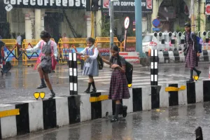 UP: उत्तर प्रदेश में भारी बारिश का कहर, कई जिलों में स्कूल-कॉलेज बंद, 22 जनपदों में अलर्ट जारी