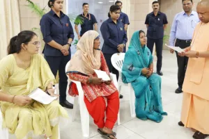 CM Yogi Janta Darshan: परेशान न हों, इलाज में मदद करेगी सरकार... जनता दर्शन कार्यक्रम में प्रदेश भर से आये पीड़ितों से मिले मुख्यमंत्री