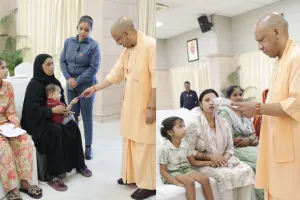 CM Yogi Janta Darshan: बूढ़ी मां के दर्द को सुन द्रवित हुए सीएम योगी, कैंसर पीड़ित बेटे को भी भिजवाया अस्पताल