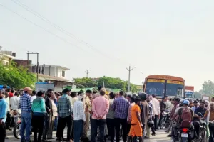 Raebareli News: बोलेरो ने श्रमिक को रौंदा, आक्रोशित लोगों ने हाइवे किया जाम, मची अफरा तफरी