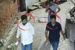 एके-47 लेकर गलियों में घूमे तीन लोग कैमरे में कैद, वीडियो वायरल होने से स्थानीय लोगों में दहशत
