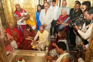 Varanasi News: मॉरीशस के पीएम ने काशी में किया विश्वनाथ मंदिर में दर्शन, गंगा आरती में लिया हिस्सा