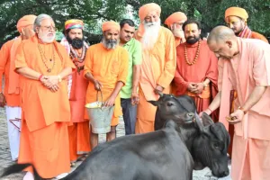 Gorakhpur News: सीएम योगी ने की गोसेवा, भवानी और भोलू को दुलारा, पुंज को भी खिलाया गुड़