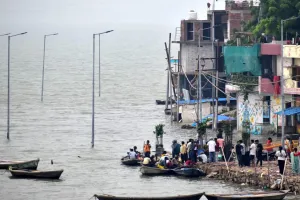 उत्तर प्रदेश में गंगा, यमुना और अन्य नदियों का बढ़ा जलस्तर बना मुसीबत... बंद हुई आवाजाही, ठप हुआ व्यापार