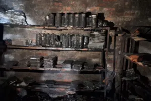 अमेठीः एक पल में 80 लाख जलकर राख... मोहनगंज में बैट्री की दुकान में शॉर्टसर्किट से लगी आग