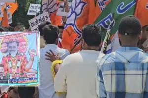 UP Politics: कलयुग के विष्णु हैं राहुल... बोली सपा, भाजपा कार्यकर्ताओं ने लगाए... राहुल वापस जाओ के नारे, जमकर किया प्रदर्शन 