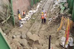 उत्तराखंड रेल यातायात बाधितः हरिद्वार में रेलवे ट्रैक पर पहाड़ी से गिरे पत्थर, ट्रैक और मंदिर क्षतिग्रस्त 