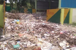 सीएंडडी वेस्ट सेंटर को ही बना दिया कूड़ा घर... जोन 8 के वृंदावन योजना में लॉयन इनवायरो की बड़ी लापरवाही
