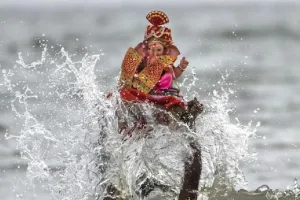 2.6 लाख से अधिक मूर्तियों का हुआ विसर्जन... शहर के प्रमुख स्थान ही हालत खस्त, हेल्पलाइन नंबर जारी