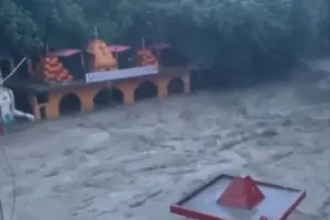 देहरादून में मूसलाधार बारिश का तांडव, टपकेश्वर महादेव मंदिर पानी में डूबा; सामने आया VIDEO 