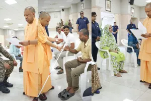 जनता दर्शन में सीएम ने अधिकारियों को दी चेतावनी... कहा- आमजन से व्यवहार ठीक रखें जनसेवक, दुर्व्यवहार बर्दाश्त नहीं