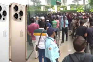Apple IPhone 17: भारत में आईफोन 17 की बिक्री आज से शुरू, दिल्ली से लेकर  मुंबई एपल स्टोर के बाहर लगी भारी भीड़