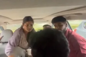 Lucknow: एमिटी कैंपस में हाई-वोल्टेज ड्रामा, छात्रा ने मिलकर क्लासमेट पर बरसाए थप्पड़... एक मिनट में जड़े 50-60 थप्पड़, देखें Video