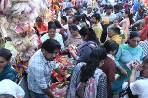 सजाए गए मंदिर, पधार रहीं जगदंबा भवानी... शारदीय नवरात्र आज से, मंदिरों के बाहर दुकानें सजीं, सुरक्षा के भी इंतजाम