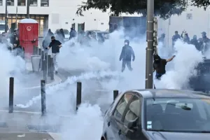 Violent protests in France: नेपाल के बाद जल उठा फ्रांस, सड़कों पर उतरे सैकड़ों लोग, मैक्रों सरकार पर फुटा गुस्सा