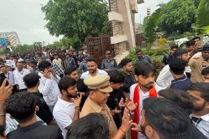 SRMU प्रशासन के खिलाफ ABVP का प्रदर्शन, विश्वविद्यालय प्रशासन पर लगाया अवैध वसूला का आरोप