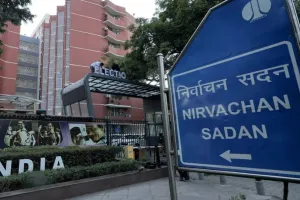 UP News: दो दशक बाद वोटर लिस्ट की बड़ी बारीकी से हो रही मॉनिटरिंग, जमीनी होमवर्क करने पर तमाम जिलों में मिली ढेरों खामियां