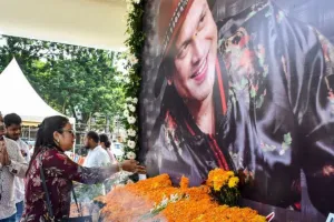 Zubin Garg: गायक जुबिन गर्ग का पार्थिव शरीर गुवाहाटी हवाई अड्डे लाया गया, अंतिम दर्शन के लिए जुटे हजारों लोग