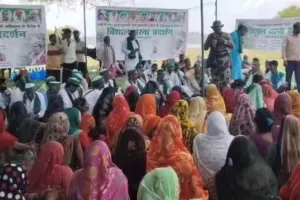 UP News: PM मोदी के गोद लिए गांव में किसानों का हंगामा, नगर निगम पर जमीन हड़पने का इल्जाम