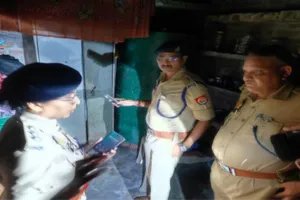 UP News: एटा में बक्से में मिला युवक का शव, जांच में जुटी पुलिस 