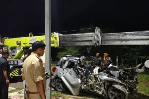 अमेठीः ट्रक से टकराई कार, तीन लोगों की मौत 