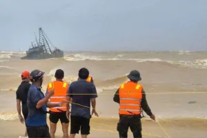 वियतनाम के तट से टकराया चक्रवात 'बुआलोई', हजारों लोगों को पहुंचाया गया सुरक्षित स्थानों पर 
