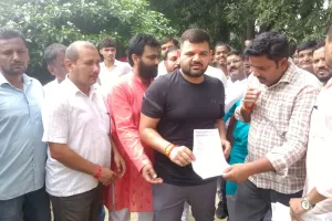 Gonda News: सुप्रीम कोर्ट के TET फैसले के खिलाफ शिक्षक संघर्ष समिति ने कैसरगंज सांसद को सौंपा मांगपत्र, कहा- संशोधन के साथ निकाला जाए हल