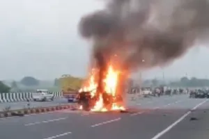 Aligarh Accident: कार और मिनी बस की हुई भीषण टक्कर... 4 लोग जिंदा जले