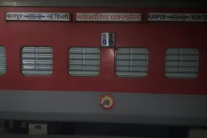 Kanpur Breaking: कानपुर रेलवे स्टेशन पर GST की रेड, 50 लाख का सामान बरामद