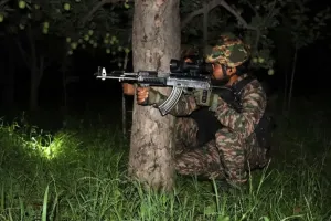 Operation Guddar: कुलगाम में मुठभेड़ दूसरे दिन भी जारी, अब तक दो आतंकवादी ढेर और दो जवान शहीद 