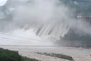 कश्मीः बारिश के बाद नदियां उफान पर... श्रीनगर-जम्मू राष्ट्रीय राजमार्ग बंद 