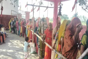 UP : शारदीय नवरात्र के पहले दिन श्रद्धालुओं ने मां शैलपुत्री की पूजा 