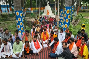पीलीभीत: FIR पर छिड़ी तकरार, विश्व हिंदू रक्षा परिषद ने आंदोलन शुरू कर की नारेबाजी