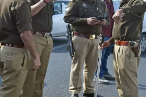 UP : धार्मिक पोस्टर लगाने की सूचना पर दौड़ी पुलिस, उतरवाकर कब्जे में लिया गया