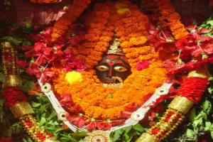 Navratri 2025 नवरात्र से पहले दुल्हन की तरह सजा मां शीतला चौकिया धाम, जानिए कितने बजे खुलेगा कपट 
